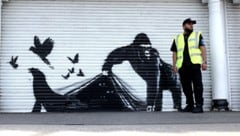 Ein Kunstwerk von Banksy vor dem Zoo in London – nun wurde enthüllt, wer hinter den Graffiti ...