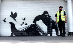 Ein Kunstwerk von Banksy vor dem Zoo in London – nun wurde enthüllt, wer hinter den Graffiti ...