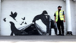 Ein Kunstwerk von Banksy vor dem Zoo in London – nun wurde enthüllt, wer hinter den Graffiti ...