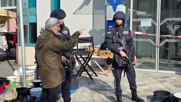 Zeugen haben den Bankräuber auf der Flucht beobachtet.