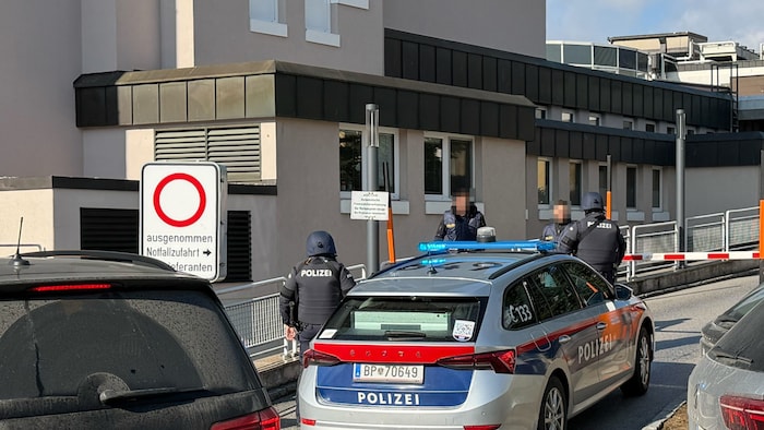 Schwer bewaffnete Polizisten vor dem Krankenhaus.