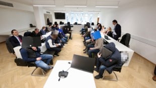 Der Verhandlungssaal beim Prozessauftakt um den Platzsturm beim Derby ist voll.