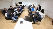 Der Verhandlungssaal beim Prozessauftakt um den Platzsturm beim Derby ist voll.