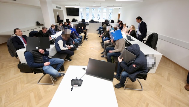 Der Verhandlungssaal beim Prozessauftakt um den Platzsturm beim Derby ist voll.