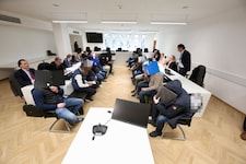 Der Verhandlungssaal beim Prozessauftakt um den Platzsturm beim Derby ist voll.