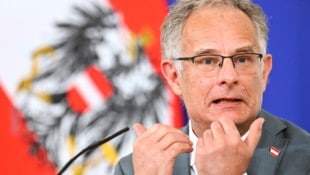 In einer Pressekonferenz konterte Marterbauer die Aussagen von OMV-Chef Stern, der Staat würde ...