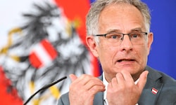 In einer Pressekonferenz konterte Marterbauer die Aussagen von OMV-Chef Stern, der Staat würde ...