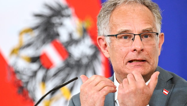 In einer Pressekonferenz konterte Marterbauer die Aussagen von OMV-Chef Stern, der Staat würde ...