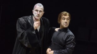 Martin Achrainer als Dorfrichter Adam und Alexandre Bianque als Schreiber Licht