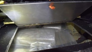 Unter dem Beifahrersitz war das Versteck.