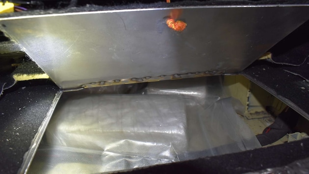 Unter dem Beifahrersitz war das Versteck.