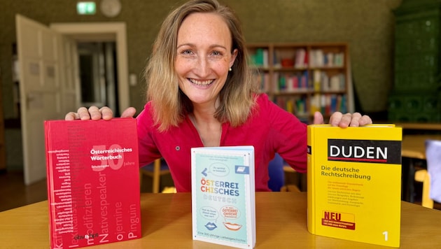 Anneliese Riger-Roschitz mit ihrem Buch