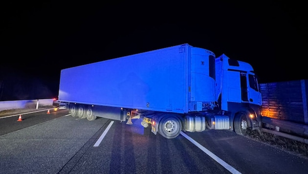Der Lkw kam beim missglückten und höchst gefährlichen Wendemanöver quer auf der A2 zum Stehen.