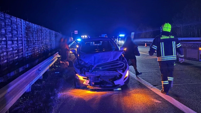 Mehrere Autos wurden beschädigt.