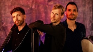 Martin Listabarth (M) spielt mit seinen Trio-Kollegen Gidi Kalchhauser (Bass, li.) und Sebastian ...