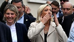 Fraktionschefin Marine Le Pen war schon im Vorfeld gut aufgelegt und verschickte Küsschen an die ...