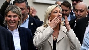 Fraktionschefin Marine Le Pen war schon im Vorfeld gut aufgelegt und verschickte Küsschen an die ...