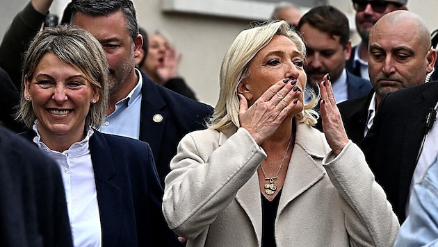 Fraktionschefin Marine Le Pen war schon im Vorfeld gut aufgelegt und verschickte Küsschen an die ...