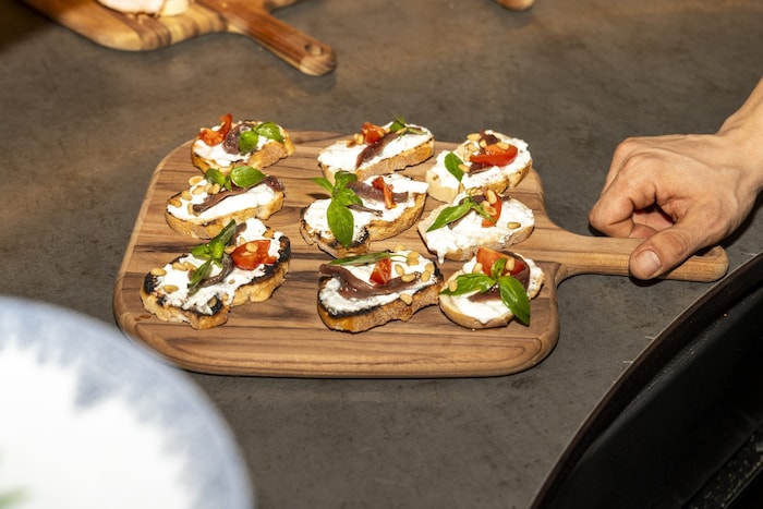 Köstlichkeiten werden serviert.