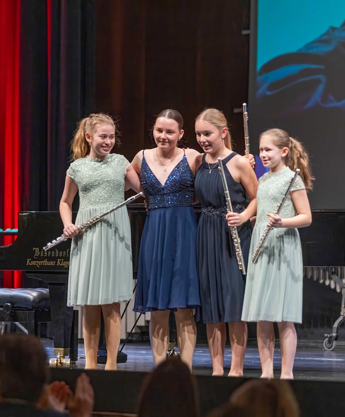 „Flute Princess“ – Alisa, Clarissa, Julia, Franziska auf der Konzerthausbühne.