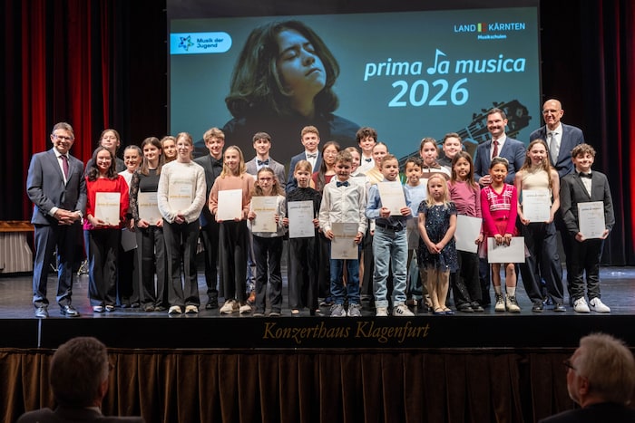 Die Preisträger erhielten ihre Urkunden. Mit dabei auch LR Reichmann , der einst selbst bei ...