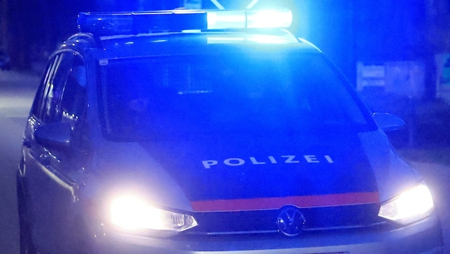 Die Polizei fahndet nach einem Mann mit einem Messer und Sturmhaube.