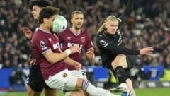 Eine unschöne Szene: Erling Haaland trifft Konstantinos Mavropanos voll im Gesicht.