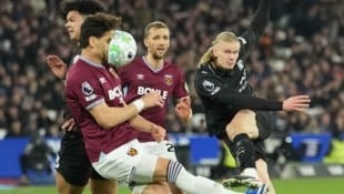 Eine unschöne Szene: Erling Haaland trifft Konstantinos Mavropanos voll im Gesicht.