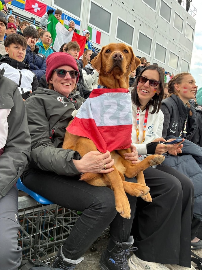 Auf der Tribüne war Charly der Blickfang schlechthin.