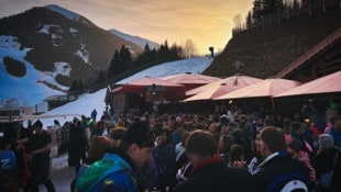 Wenn die Skipisten geschlossen sind, wird bei den Skihütten gefeiert.