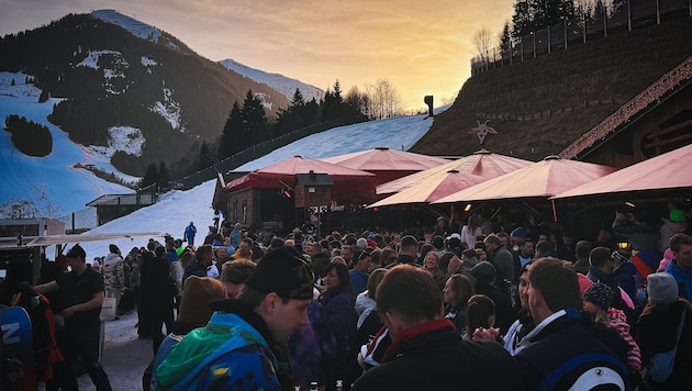 Wenn die Skipisten geschlossen sind, wird bei den Skihütten gefeiert.