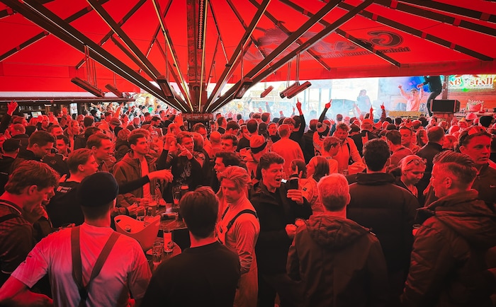 Unter den Schirmen ist es schnell heiß und die Partylaune steigt.