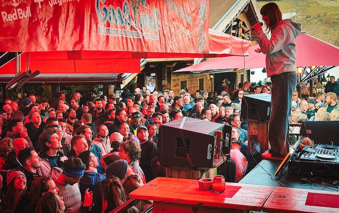 Und DJ Mel weiß, wie sie ihr Publikum zum Feiern bringt.