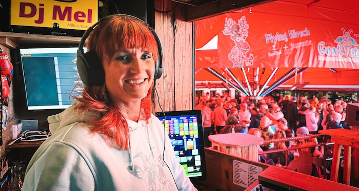 Goaßstall-Chefin Melissa Enn begeistert die Skigäste als DJ Mel seit 31 Jahren.