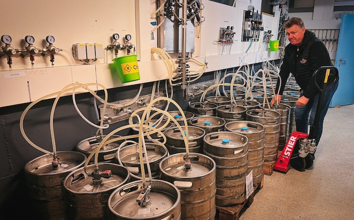 Sechs Bierfässer sind jeweils in Reihe geschaltet, damit die Durstigen vor der Skihütte nie ...