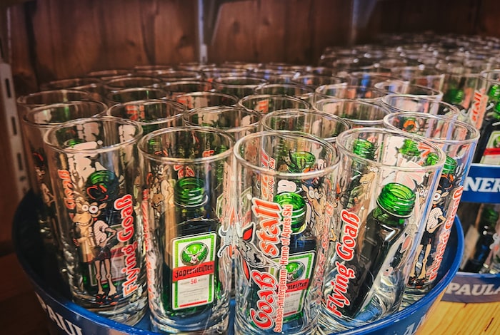 Vorbereitung ist alles: „Flying Hirsch“ oder auch „Flyling Goaß“ genannt warten auf durstige, ...