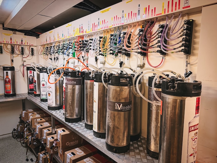 Sämtliche Mischgetränke sind vorbereitet und per Knopfdruck im Ausschank verfügbar.