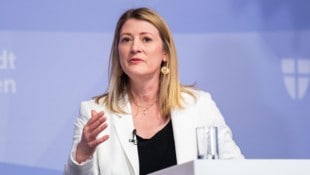 Im permanenten Selbstverteidigungsmodus: Bettina Emmerling ist seit März 2025 als ...