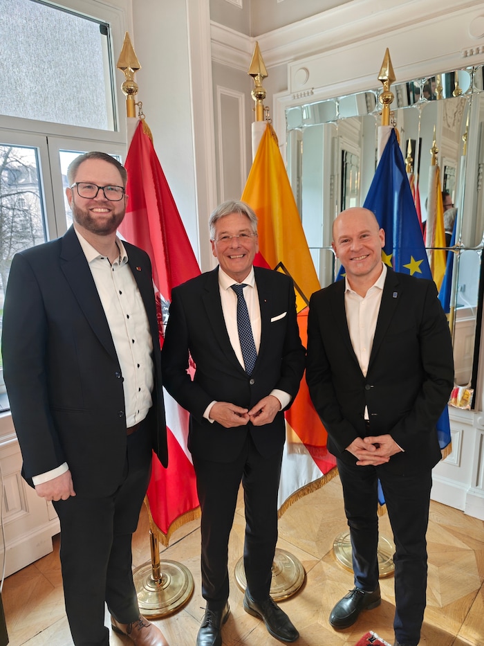 Marc Germeshausen (links), Europahaus Klagenfurt, führte durch die Veranstaltung mit LH Peter ...