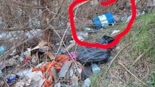 zVg Matratzen, Chemikalienfässer, Einkaufswagen: So sieht es auf der Deponie aus. Das Foto schoss ...