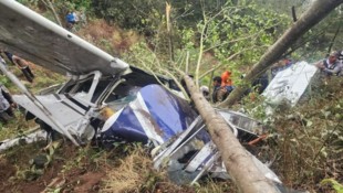 Bilder der Feuerwehr in Guatemala zeigen die Trümmer der Maschine. 