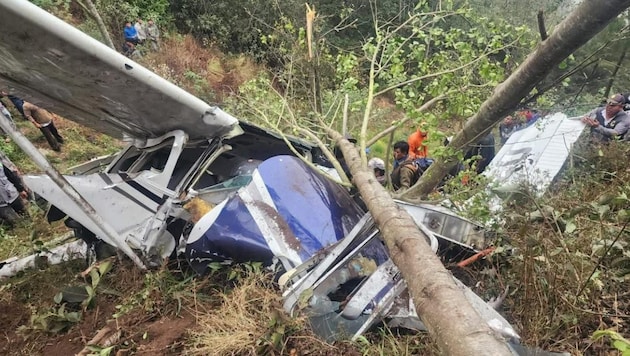 Bilder der Feuerwehr in Guatemala zeigen die Trümmer der Maschine.