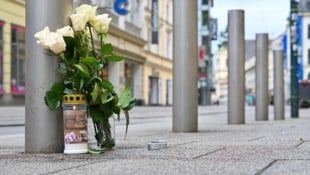 FOTOKERSCHI / WERNER KERSCHBAUMM Weiße Rosen erinnern in der Linzer Innenstadt an den erstochenen Afghanen.