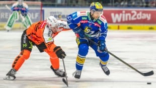 Alex Wall (re.) glaubt noch voll an die Adler, heute soll der erste Sieg gegen Graz her.