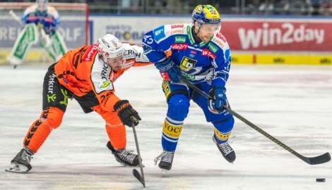 Alex Wall (re.) glaubt noch voll an die Adler, heute soll der erste Sieg gegen Graz her.