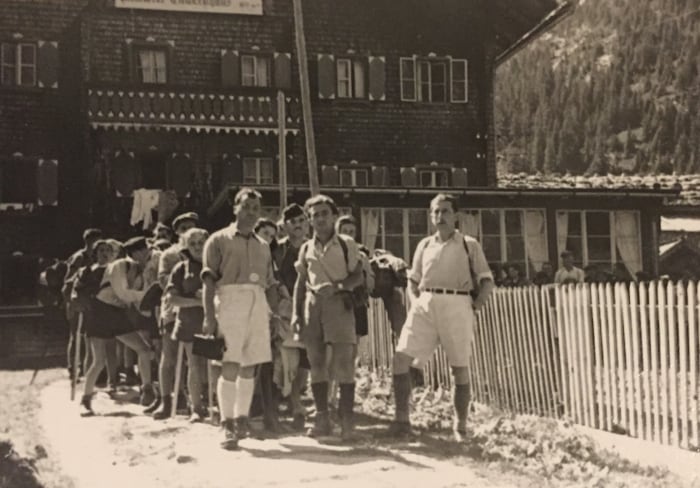 Eine Gruppe Flüchtender mit Begleitern der Fluchthilfeorganisation Bricha beim Aufbruch vor dem ...