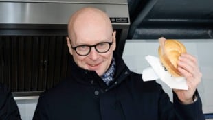 Soziallandesrat Wolfgang Fürweger (FPÖ) bereitete selbst Leberkässemeln zu.