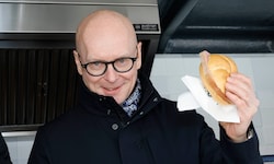 Soziallandesrat Wolfgang Fürweger (FPÖ) bereitete selbst Leberkässemeln zu.