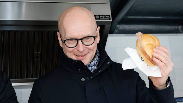 Soziallandesrat Wolfgang Fürweger (FPÖ) bereitete selbst Leberkässemeln zu.