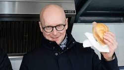 Soziallandesrat Wolfgang Fürweger (FPÖ) bereitete selbst Leberkässemeln zu.